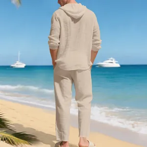 Vue arrière d'un ensemble de plage beige en lin pour homme sur une plage tropicale