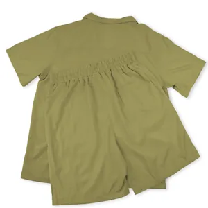 Detailansicht der Rückseite eines olivgrünen Herren-Casual-Sets mit Kurzarmhemd und Shorts