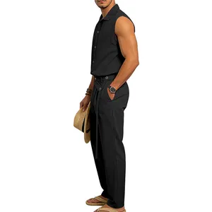 Vista lateral de conjunto masculino de camisa sin mangas de algodón y lino y pantalón negro.