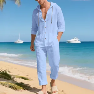 Détail de l'ensemble chemise à capuche et pantalon de plage en lin bleu clair pour hommes