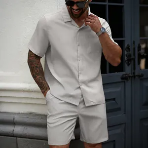 Detailansicht eines grauen, kurzärmeligen Freizeit-Sets für Herren mit Shorts