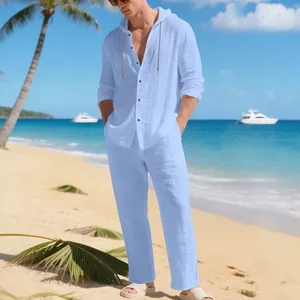 Gros plan d'un ensemble de plage pour homme en lin bleu clair avec haut à capuche et pantalon