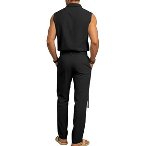 Vista trasera de conjunto de verano para hombre con camisa de lino sin mangas y pantalón