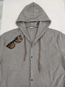 Vue détaillée d'une chemise en lin gris à capuche avec cordon et texture du tissu