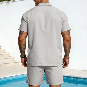 Rückenansicht des hellgrauen Herren-Freizeit-Sets mit Kurzarmhemd und Shorts am Pool
