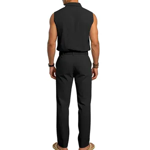 Vista trasera de un conjunto de camisa sin mangas y pantalón largo negro para hombre
