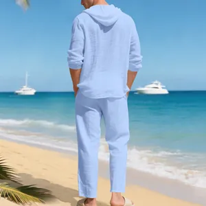 Vue de dos de l'ensemble de plage en lin bleu clair pour homme avec sweat et pantalon
