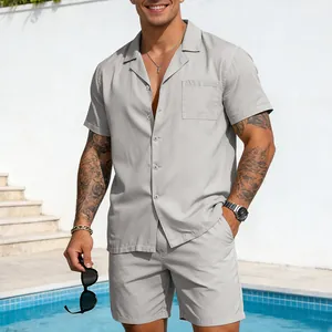 Lässiges Herren-Set mit Kurzarmhemd und Shorts in Hellgrau für den Sommer