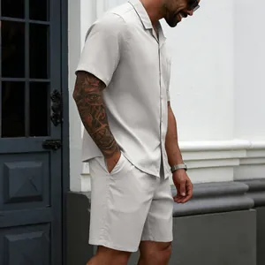 Seitenansicht-Detail eines lässigen Kurzarmhemdes und Shorts-Sets für Herren in Hellgrau