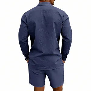 Vue arrière d'un ensemble chemise à manches longues en lin et short assorti bleu marine.