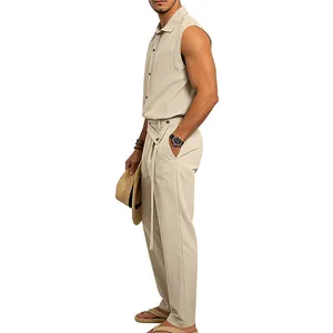 Vista lateral detallada de hombre en conjunto de camisa sin mangas y pantalón de lino