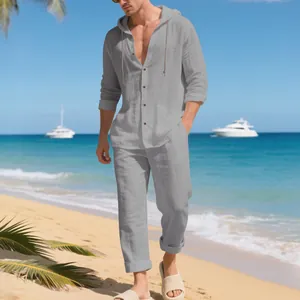 Vue complète d'un ensemble de plage en lin gris pour homme avec capuche et pantalon.