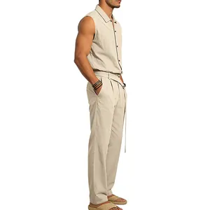 Detalle lateral de un conjunto de camisa sin mangas y pantalón de lino para hombre.