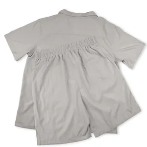 Detailansicht der Rückseite eines hellgrauen Herren-Freizeitsets aus Hemd und Shorts