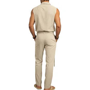 Vista trasera de conjunto de lino beige para hombre con camisa sin mangas