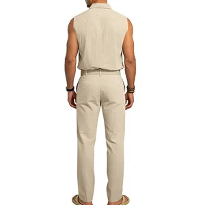 Vista trasera del conjunto de lino beige para hombre con camisa sin mangas y pantalón largo.