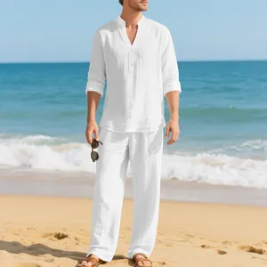 Modello che indossa un completo da spiaggia in lino bianco con camicia e pantaloni larghi
