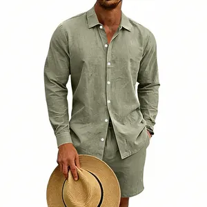 Vue détaillée de l'ensemble en lin vert olive pour homme avec chemise et short
