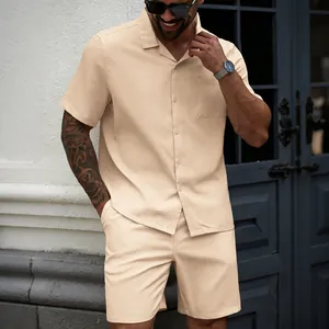 Sommeroutfit-Detail: Beiges Kurzarmhemd kombiniert mit passenden Freizeitshorts