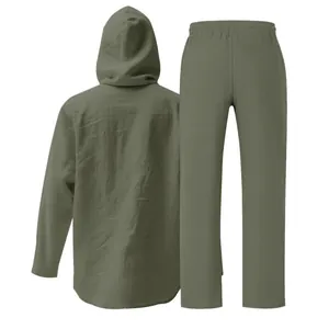 Vue arrière d'un ensemble décontracté en lin vert olive pour homme avec sweat à capuche