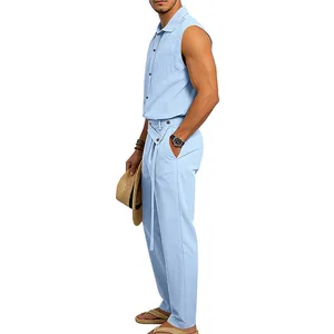 Vista lateral de conjunto de lino azul claro transpirable con camisa sin mangas de hombre