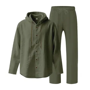 Vue détaillée de l'ensemble en lin vert olive pour homme avec chemise à capuche et pantalon