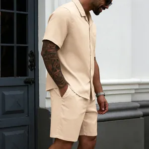 Seitenansicht eines Mannes in einem beigen Kurzarmhemd und dazu passenden Shorts