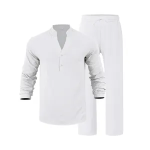 Vista dettagliata del set traspirante in lino bianco da uomo con camicia e pantaloni