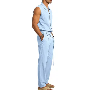 Vista lateral del conjunto de camisa sin mangas de lino azul claro y pantalones para hombre