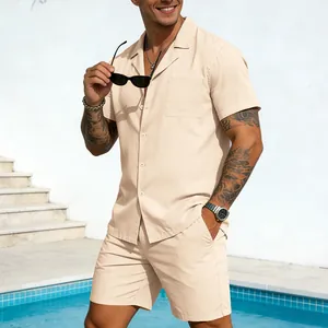 Herren Sommer-Freizeitset mit Kurzarmhemd und Shorts in Beige am Pool Lifestyle-Ansicht