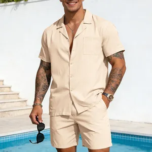 Zweiteiliges Herren-Freizeitset für den Sommer mit Kurzarmhemd und Shorts an einem Pool