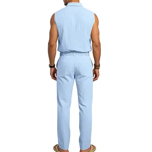 Vista trasera de conjunto de verano para hombre con camisa sin mangas de lino azul claro y pantalón