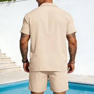 Rückenansicht eines beigen Herren-Sommersets mit Kurzarmhemd und lockeren Shorts