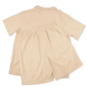 Rückansicht eines beigen Herren-Freizeitsets mit Kurzarmhemd und passender Shorts