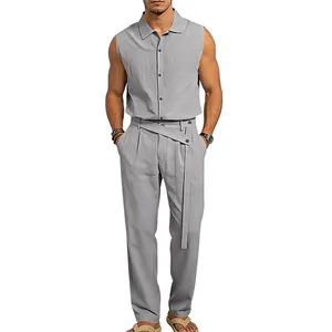Vista de cuerpo completo del conjunto de verano para hombre camisa de lino gris y pantalón