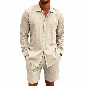 Détail de la chemise en lin à manches longues et du short décontracté pour hommes