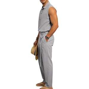 Vista lateral profesional de un conjunto de camisa de lino sin mangas gris y pantalón