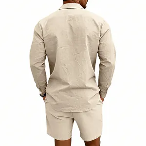 Vue arrière d'un ensemble décontracté en lin beige pour homme avec chemise et short