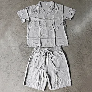 Flachbild-Ansicht eines grauen Sommer-Freizeitsets für Herren mit Hemd und Shorts