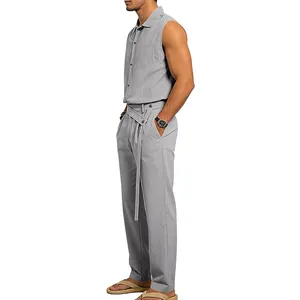 Detalle de un elegante conjunto de camisa sin mangas y pantalón de lino gris para hombre.