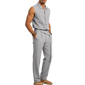 Conjunto casual de lino para hombre con camisa sin mangas y pantalones grises a juego.