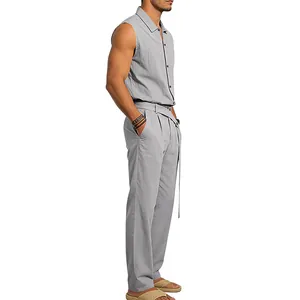 Vista lateral del conjunto casual de lino gris para hombre: camisa sin mangas y pantalón