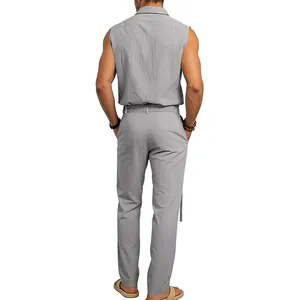 Vista trasera de un conjunto de lino gris minimalista para hombre con camisa sin mangas