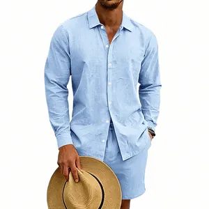 Vue détaillée d'un ensemble en lin bleu pour homme avec chemise, short et chapeau