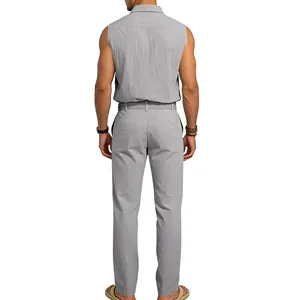 Vista trasera de un conjunto de camisa sin mangas y pantalones de lino gris para hombre.