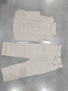 Conjunto de dos piezas de camisa sin mangas y pantalones de lino beige para hombre