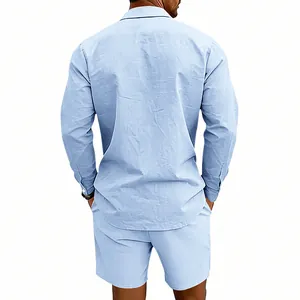 Vue arrière d'un ensemble en lin bleu clair pour homme avec chemise manches longues et short