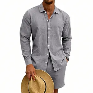 Détail du tissu en lin respirant sur un ensemble chemise et short gris pour homme