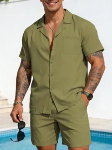 Stilvolles olivgrünes Freizeit-Set für Herren mit Kurzarmhemd und Shorts Sommer-Outfit