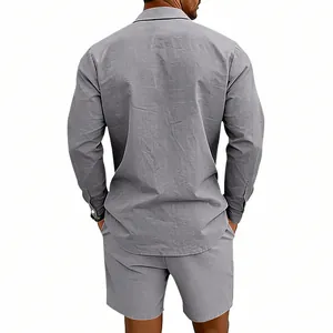 Vue arrière d'un ensemble décontracté en lin gris pour homme : chemise longue et short assorti.